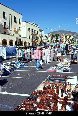 Les gens qui marchent autour du marché de rue, Santa Cruz, Tenerife, les îles Canaries, Tenerife,Espagne. Banque D'Images