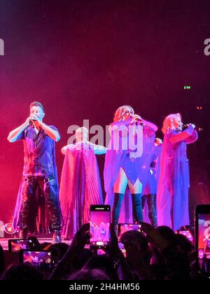 2 novembre 2021 : Lee Latchford-Evans, Claire Richards, Lisa Scott-Lee, Faye Tozer et Ian ''H'' Watkins du groupe pop britannique 'Steps' présentent un spectacle complet à Sheffield Arena à la première date de leur tournée britannique 2021.Leur première performance en direct après la pandémie de Covid 19.(Image de crédit : © Myles Wright/ZUMA Press Wire) Banque D'Images