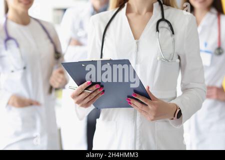 Femme médecin en robe blanche Banque D'Images