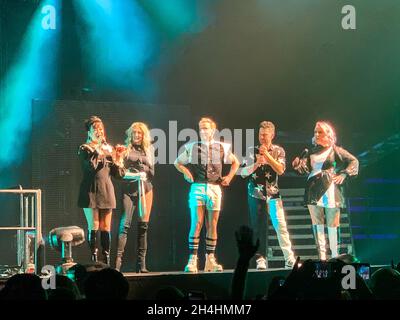 2 novembre 2021 : Lee Latchford-Evans, Claire Richards, Lisa Scott-Lee, Faye Tozer et Ian ''H'' Watkins du groupe pop britannique 'Steps' présentent un spectacle complet à Sheffield Arena à la première date de leur tournée britannique 2021.Leur première performance en direct après la pandémie de Covid 19.(Image de crédit : © Myles Wright/ZUMA Press Wire) Banque D'Images