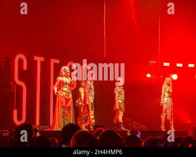 2 novembre 2021 : Lee Latchford-Evans, Claire Richards, Lisa Scott-Lee, Faye Tozer et Ian ''H'' Watkins du groupe pop britannique 'Steps' présentent un spectacle complet à Sheffield Arena à la première date de leur tournée britannique 2021.Leur première performance en direct après la pandémie de Covid 19.(Image de crédit : © Myles Wright/ZUMA Press Wire) Banque D'Images