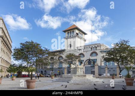 HABANA, CUBA - 05 octobre 2021 : terminal de croisière de la Sierra Maestra contre un ciel nuageux à la Havane, Cuba Banque D'Images