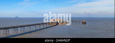 Weston super Mare derelict Birnbeck Pier ou Old Pier sur le canal de Bristol Somerset avec l'île de Flat Holm au loin et au pays de Galles Banque D'Images