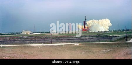 (23 mars 1965) --- vue éloignée montrant le lancement réussi du premier vol Gemini.Le Gemini-Titan 3 (GT-3) a décollé du Pad 19, au Centre spatial Kennedy (KSC) à 9 h 24 (HNE), le 23 mars 1965.Le vaisseau Gemini-3, « Molly Brown », transporta les astronautes Virgile I. Grissom, pilote de commandement, et John W. Young, pilote, sur trois orbites de la Terre qui ont connu le succès. Banque D'Images