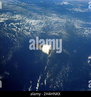 (15 décembre 1965) --- l'engin spatial Gemini-7 vu de l'engin spatial Gemini-6 lors de leur rendez-vous dans l'espace.Les deux vaisseaux spatiaux sont à environ 122 pieds l'un de l'autre.Cette photo a été prise avec un appareil photo Hasselblad de 70 mm modifié. Banque D'Images