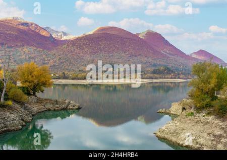 Niché dans les magnifiques Abruzzes, le Latium et le parc national Molise, le lac Barrea est l'un des lacs les plus spectaculaires des Apennins Mountains Banque D'Images