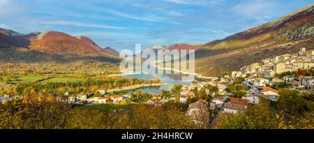 Niché dans les magnifiques Abruzzes, le Latium et le parc national Molise, le lac Barrea est l'un des lacs les plus spectaculaires des Apennins Mountains Banque D'Images