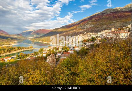 Niché dans les magnifiques Abruzzes, le Latium et le parc national Molise, le lac Barrea est l'un des lacs les plus spectaculaires des Apennins Mountains Banque D'Images