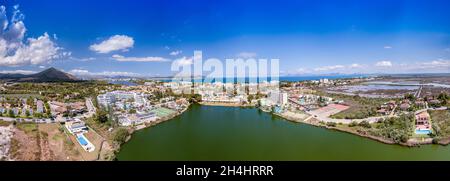 Photo panoramique de drone aérienne prise sur la belle île de Majorque Mallorca en Espagne montrant la plage et le front de mer de la plage de Platja de Banque D'Images