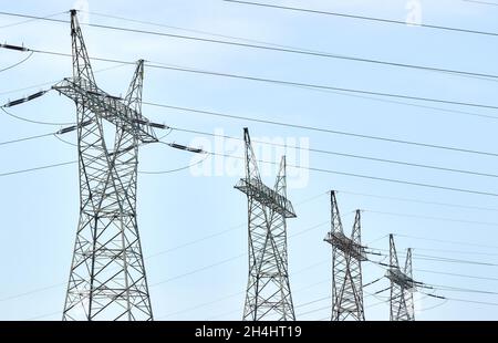 Vue des tours de transmission haute tension. Banque D'Images