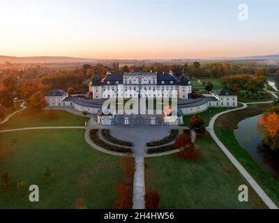 Splendide palais ancien dans la ville d'Edeleny, au nord de la Hongrie.Le nom est Edeleny Palace Island dont le nom hongrois est Edelényi katélysziget.L'autre nom est Banque D'Images