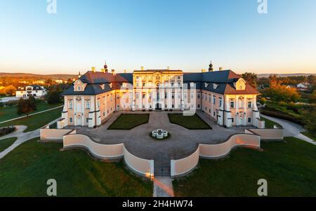 Splendide palais ancien dans la ville d'Edeleny, au nord de la Hongrie.Le nom est Edeleny Palace Island dont le nom hongrois est Edelényi katélysziget.L'autre nom est Banque D'Images