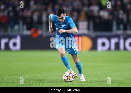 Vyacheslav Karavaev de Zenit contrôle le ballon lors du match de l'UEFA Champions League Group H entre le Juventus FC et Zenit Saint-Pétersbourg au stade Allianz le 02 novembre 2021 Turin, Italie . Banque D'Images