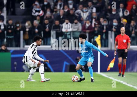 Weston McKennie du FC Juventus et Claudinho Luiz Rodrigues du FC Zenit se battent pour le ballon lors du match H de l'UEFA Champions League entre le FC Juventus et le Saint-Pétersbourg Zenit au stade Allianz le 02 novembre 2021 Turin, Italie . Banque D'Images