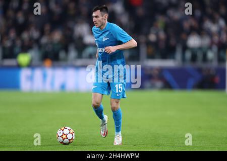 Vyacheslav Karavaev du FC Zenit contrôle le ballon lors du match de l'UEFA Champions League Group H entre le FC Juventus et le Saint-Pétersbourg Zenit au stade Allianz le 02 novembre 2021 Turin, Italie . Banque D'Images