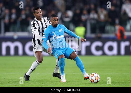 Malcom Filipe du FC Zenit et Alex Sandro du FC Juventus se battent pour le ballon lors du match H de l'UEFA Champions League entre le FC Juventus et Saint-Pétersbourg Zenit au stade Allianz le 02 novembre 2021 Turin, Italie . Banque D'Images