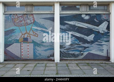 Avions de chasse soviétiques représentés dans la mosaïque murale du Rechenzentrum Potsdam (RZ) à Potsdam, en Allemagne.Le bâtiment de l'ancien centre de données socialiste est couvert de mosaïques conçues par l'artiste allemand Fritz Eisel (1971-1972) et intitulées « Der Mensch bezwingt den Kosmos » (« Man Conquiers the cosmos »).Les avions de chasse soviétiques MIG-23 ou MIG-25 sont représentés dans cette partie de la mosaïque. Banque D'Images