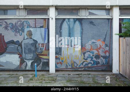 Peintre est-allemand et lancement de la fusée représenté dans la mosaïque murale du Rechenzentrum Potsdam (RZ) à Potsdam, en Allemagne.Le bâtiment de l'ancien centre de données socialiste est couvert de mosaïques conçues par l'artiste allemand Fritz Eisel (1971-1972) et intitulées « Der Mensch bezwingt den Kosmos » (« Man Conquiers the cosmos »). Banque D'Images