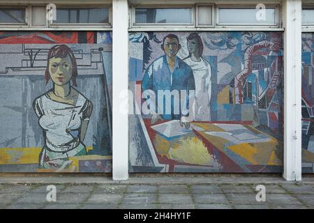 Ingénieurs et scientifiques d'Allemagne de l'est représentés dans la mosaïque murale du Rechenzentrum Potsdam (RZ) à Potsdam, en Allemagne.Le bâtiment de l'ancien centre de données socialiste est couvert de mosaïques conçues par l'artiste allemand Fritz Eisel (1971-1972) et intitulées « Der Mensch bezwingt den Kosmos » (« Man Conquiers the cosmos »). Banque D'Images