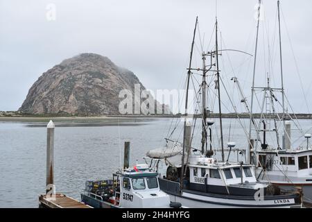 MORRO BAY, ÉTATS-UNIS - 01 juillet 2019 : les bateaux de pêche au port de Morro Bay, en Californie, lors d'une journée de fonte sur fond de Morro Rock Banque D'Images