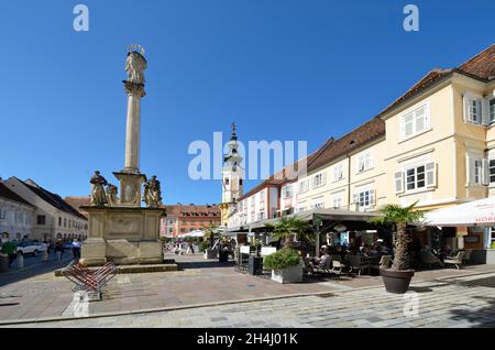 Bad Radkersburg, Autriche - 24 septembre 2021 : personnes non identifiées sur la place de la ville avec des cafés, des restaurants et de la mairie et la colonne Marian, le pla Banque D'Images