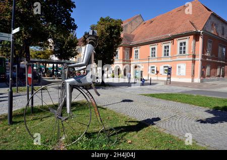 Bad Radkersburg, Autriche - 24 septembre 2021: L'art cycliste sur la place de la ville, le village à la frontière avec la Slovénie, le lieu et la région est Banque D'Images