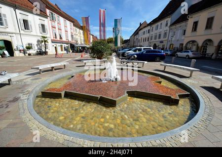 Bad Radkersburg, Autriche - 24 septembre 2021: Fontaine sur la place de la ville avec des cafés et des restaurants, situé à la frontière avec la Slovénie, le lieu et Banque D'Images