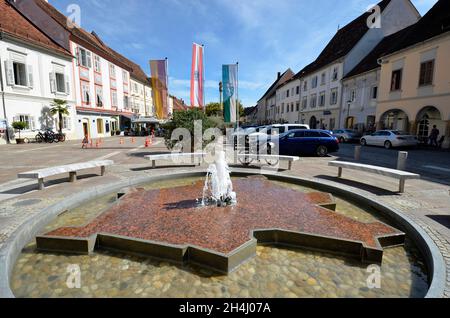 Bad Radkersburg, Autriche - 24 septembre 2021: Personnes non identifiées sur la place de la ville avec fontaine, café, restaurants, situé à la frontière avec Slo Banque D'Images