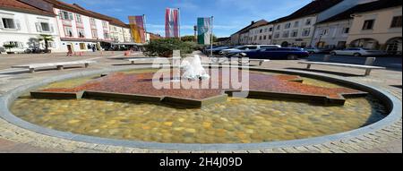 Bad Radkersburg, Autriche - 24 septembre 2021: Fontaine sur la place de la ville avec des cafés et des restaurants, situé à la frontière avec la Slovénie, le lieu et Banque D'Images