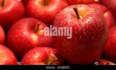 Pommes rouges avec des gouttelettes Banque D'Images