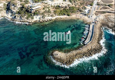 Vue aérienne sur les bateaux de pêche amarrés au port. Amarrés au brise-lames. Banque D'Images
