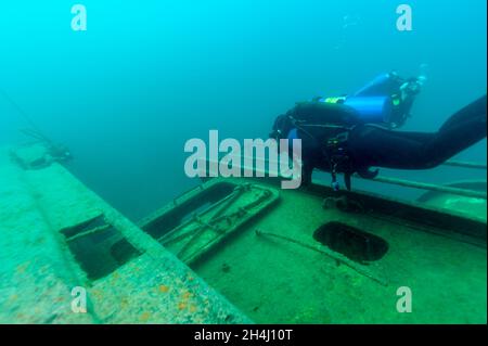 Munising Michigan, États-Unis - 13 août 2021 : plongeur explorant une épave de Grand Island Harbour Bay Banque D'Images