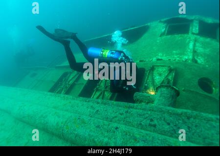 Munising Michigan, États-Unis - 13 août 2021 : plongeur explorant une épave de Grand Island Harbour Bay Banque D'Images
