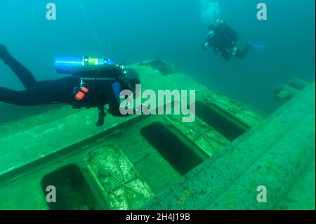 Munising Michigan, États-Unis - 13 août 2021 : plongeur explorant une épave de Grand Island Harbour Bay Banque D'Images