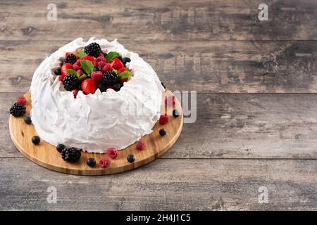 Délicieux gâteau Pavlova avec surmontée de meringue et baies fraîches Banque D'Images