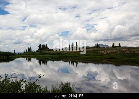 Lac alpin au sommet de l'Independence Pass près d'Aspen, Colorado, États-Unis Banque D'Images