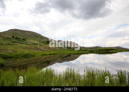 Lac reflétant les nuages à Cottonwood Pass près de Buena Vista et Taylor Park, Colorado, États-Unis Banque D'Images