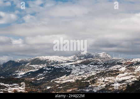 Paysage de montagne d'hiver. Vue de dessus du monastère de Mega Spileon. Destination de voyage d'hiver populaire à Kalavryta, Grèce, Europe Banque D'Images