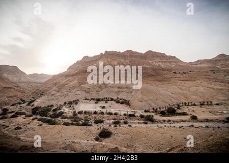 Vue panoramique sur les montagnes du désert rouge depuis Kibbutz Ein Gedi, dans le sud d'Israël. Banque D'Images