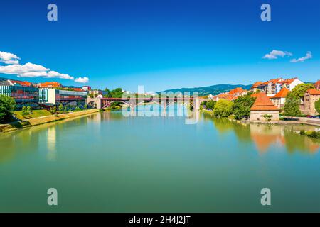 Vue sur la rivière Drava et le vieux pont de Maribor, la deuxième plus grande ville de Slovénie Banque D'Images