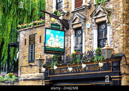 Extérieur du pub historique au bord de la rivière la perspective de Whitby datant du XVIe siècle, Wapping, Londres, Royaume-Uni Banque D'Images