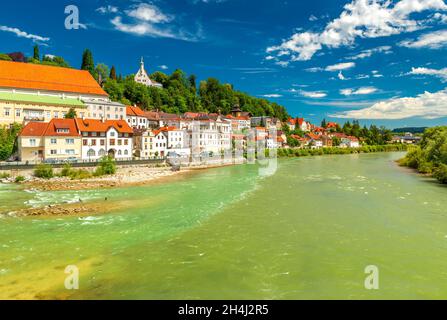 Vue sur la rivière Steyr dans la belle ville autrichienne de Steyr Banque D'Images