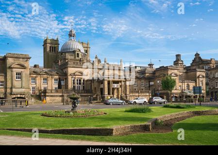 Harrogate Yorkshire, vue sur Crescent Gardens vers le bâtiment Royal Baths de l'époque victorienne (1897), Harrogate, North Yorkshire, Angleterre, Royaume-Uni Banque D'Images