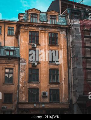 BUCAREST, ROUMANIE - 01 septembre 2021 : ancien bâtiment en attente de rénovation à Bucarest, Roumanie Banque D'Images