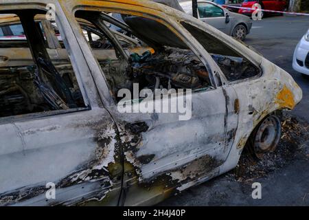 Porte de voiture brûlée dans la rue en gros plan.Émeute, protestation civile, hooliganisme, criminel dans la ville.Explosion, incendie.Assurance automobile concep Banque D'Images