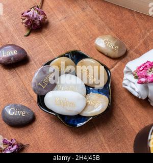 Pierres motivationnelles inspirantes avec des écrits.Sérénité, gratitude, passion, amour sur fond de table rouge Banque D'Images