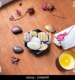 Pierres motivationnelles inspirantes avec des écrits.Sérénité, gratitude, passion, amour sur fond de table rouge Banque D'Images