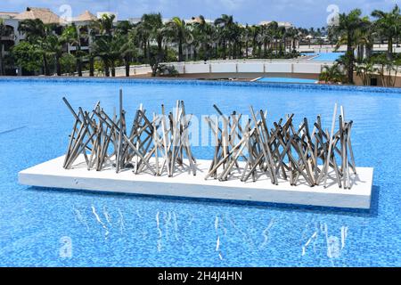 PUNTA CANA, RÉPUBLIQUE DOMINICAINE - 06 mai 2019 : installation d'art métallique dans une piscine dans un complexe de luxe à Punta Cana, République Dominicaine Banque D'Images