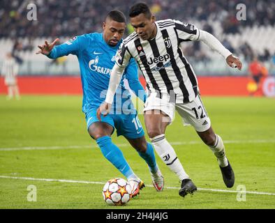 TURIN, ITALIE - NOVEMBRE 02 : Alex Sandro de Juventus et Malcom de Zenit Saint-Pétersbourg se dispute le ballon lors du match H de la Ligue des champions de l'UEFA entre Juventus et Zenit Saint-Pétersbourg le 2 novembre 2021 à Turin, Italie.(Photo par MB Media) Banque D'Images