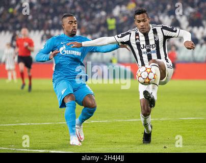 TURIN, ITALIE - NOVEMBRE 02 : Alex Sandro de Juventus et Malcom de Zenit Saint-Pétersbourg se dispute le ballon lors du match H de la Ligue des champions de l'UEFA entre Juventus et Zenit Saint-Pétersbourg le 2 novembre 2021 à Turin, Italie.(Photo par MB Media) Banque D'Images